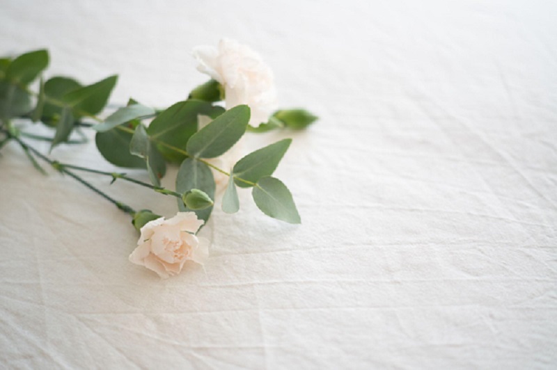 How To Express Your Condolences With Funeral Flowers?